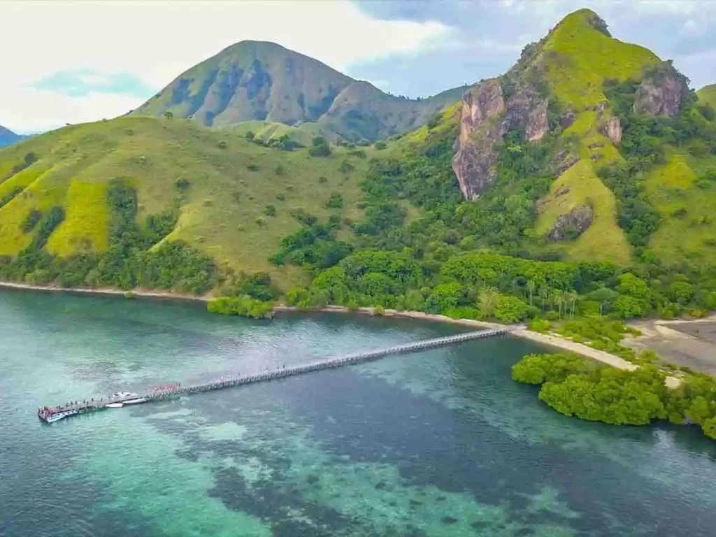 The jetty and green hills of Manjarite Island