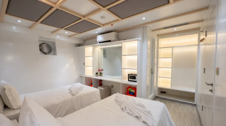 Deluxe cabin with twin beds and wardrobe aboard LASHA