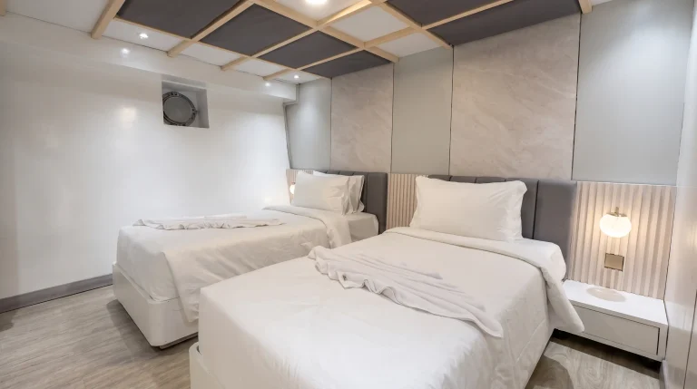 Grand Deluxe cabin with twin beds aboard LASHA