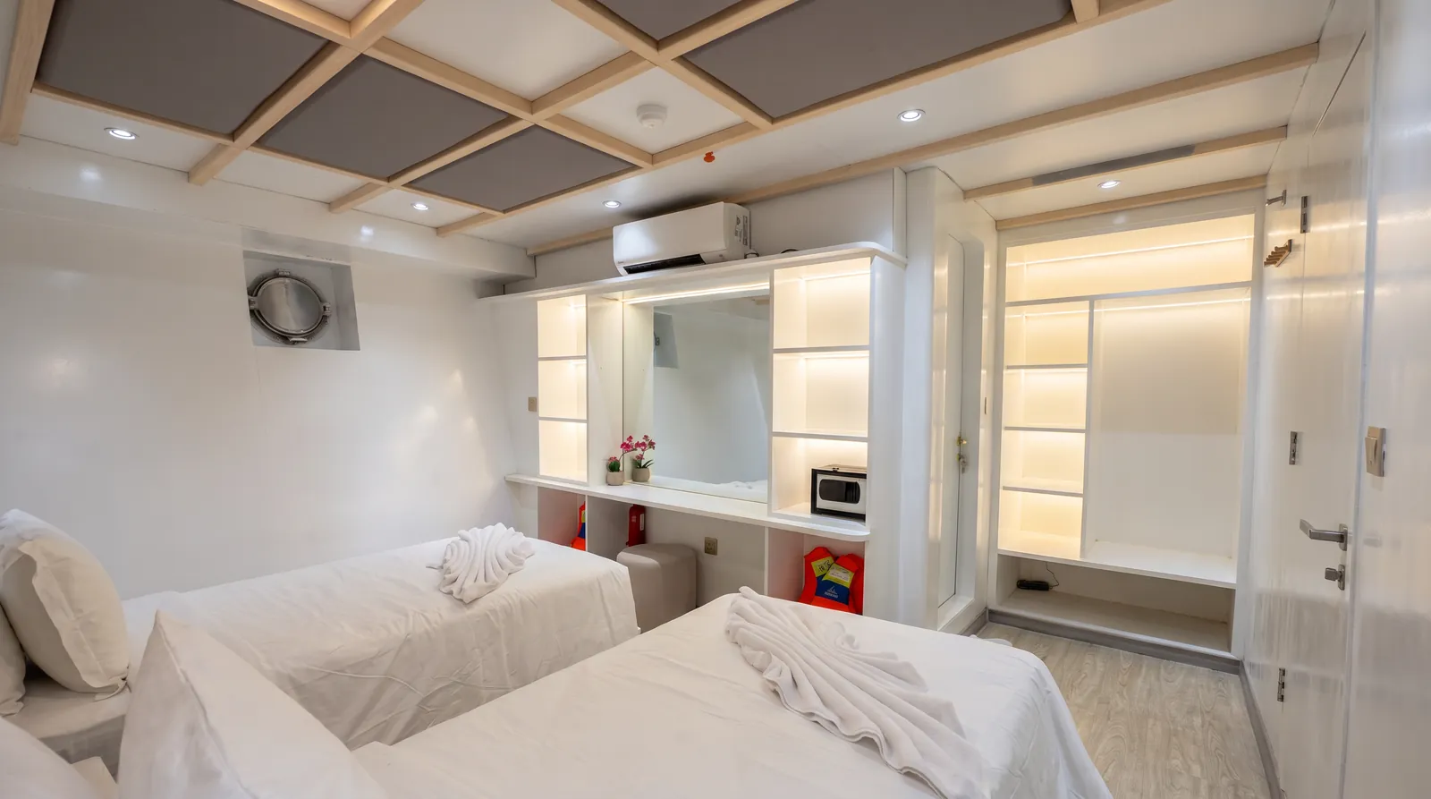 Deluxe twin cabin aboard LASHA